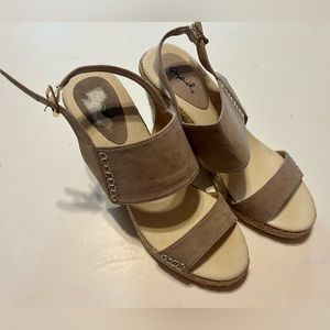 Qupid Wedge Taupe Suede Sandal Size:9 Shoe
